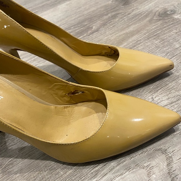 Neutral/nude color patent pumps size 6.5. - Picture 2 of 8